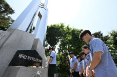 [포토뉴스] '82주년 태극단 학생독립운동기념식'에서 묵념하는 학생들