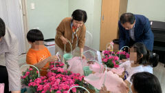 [동네뉴스] 감사한 마음을 카네이션에 실어…아동센터에서 진행한 카네이션 꽃 가드닝 수업