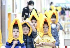 [포토뉴스] 공습대비 민방위 대피훈련하는 유치원생들