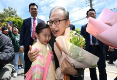 이명박 前대통령, 11년 만에 고향 포항 방문 