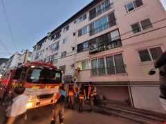 구미 형곡지구대 직원들, 화재현장서 대피 못한 청각이상 80대 구조