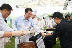 '기자들과 김치찌개' 약속지킨 尹대통령…용산서 출입기자단 만찬