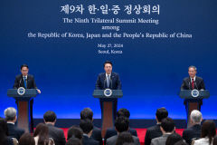 韓日中 정상회의 정례화 합의…북핵 문제는 원론적 입장만