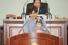 생후 10개월 아이 안고 7분 발언한 이정현 대구 남구의원… 