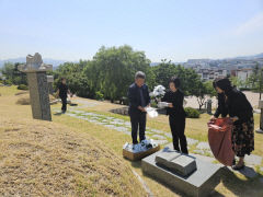 [동네뉴스] 대구 동구 신암5동 주민자치위, 신암선열공원 묘역에 국화꽃 헌화