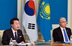 尹, 카자흐서 정상회담 