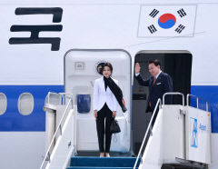 尹, 카자흐 국빈 방문 마무리 