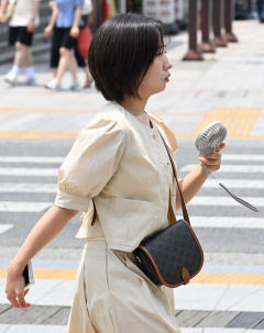 [포토뉴스] 손풍기로 더위 식히는 대구시민