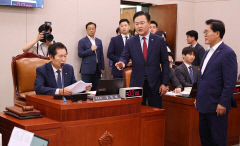 민주당, 방송3법·방통위법 법사위서 강행 처리