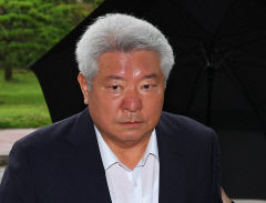 尹 대통령, 김홍일 방송통신위원장 사의 수용…