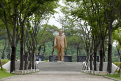 경북도청 앞 박정희 전 대통령 동상 