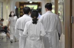 '전공의 달래기' 나선 정부, 사직 전공의 미복귀자 행정처분 철회