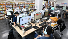 [포토뉴스] 장마철 휴일에 두류도서관 찾은 시민들