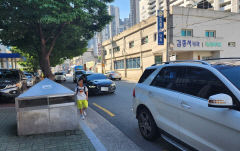 좁은 인도에 차도로 내몰린 아이들…달성초 등굣길 '위험천만'