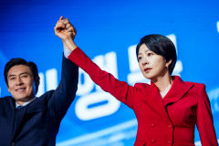 설경구·김희애 '돌풍' 3주째 한국 넷플릭스 1위