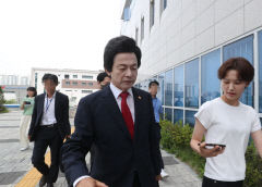 '신도 성추행 혐의'허경영, 경찰 출석…