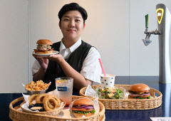 칠곡 왜관을 `햄버거 도시`으로 만든 므므흐스 부엉이버거…지역 밀착 이벤트·지역 인재 적극 활용 `상생 의지`