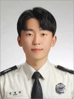 구미소방서 소방공무원, 출근 중 차량 화재 발견해 진압