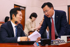 '축하한다'고 해놓고…野, 한동훈 취임 첫날 '한동훈 특검법' 상정