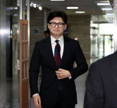 한동훈, 취임 첫날부터 당 안팎 견제구