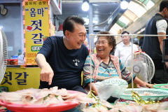 尹대통령 휴가 첫날…폭염 대응 지시하고 통영시장서 시민들 만나