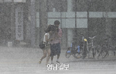 한증막 더위에 물폭탄까지…'도깨비 날씨' 한동안 유지