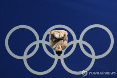 [올림픽, 이 장면!] 오륜 링 안에 딱 들어간 다이빙 선수…남자 100m 라일스의 0.005초 차 우승 장면