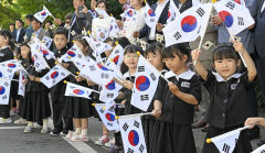 [포토뉴스] 광복절 앞두고 태극기 흔드는 대구 어린이들