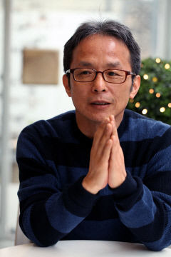 [신간] 한 밤의 이마에 얹히는 손, '눈물을 빛으로'…세상 속에서 세상 너머 향한 시적 순례