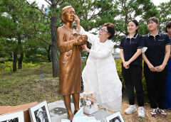 [포토뉴스] 평화의 소녀상 쓰다듬는 이용수 할머니