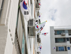 [광복 79주년] 칠곡주민 '호국도시' 이름값…무성아파트 176세대 태극기 펄럭
