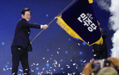 이재명, 당 대표 연임 확정…민생행보로 대권도전, '사법리스크' 변수