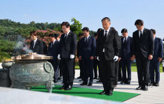 민주당 신임 지도부, 현충원 참배하고 본격적인 활동