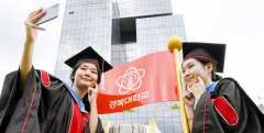 [포토뉴스] 졸업 앞둔 경북대생들, 캠퍼스에서 추억 쌓기
