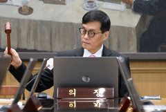 [속보] 한국은행, 기준금리 3.50%로 동결…13번 연속 묶었다