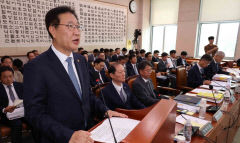 법무장관, '김여사 무혐의' 비판에 야당과 '설전'