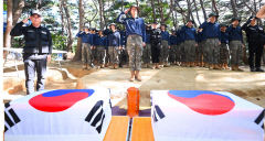 [포토뉴스] 경북 칠곡군 572 고지 일대에서 6·25전쟁 전사자 유해 약식제례하는 육군 50사단