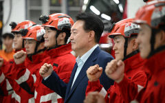 尹, 일선 경찰·소방관 격려…김건희 여사는 장애아 시설 봉사활동