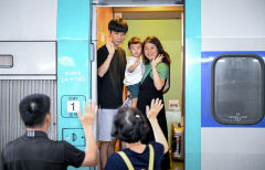 [포토뉴스] 동대구역에서 가족의 이별, 추석의 정을 담은 손인사