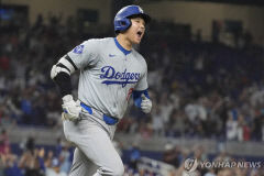 오타니, MLB 첫 '50-50' 달성…지명타자 첫 MVP 정조준