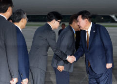 尹, 與 지도부와 만찬 