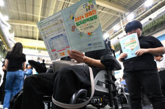 [포토뉴스] '2024 장애인 일자리 박람회' 팜플렛 살펴보는 구직자