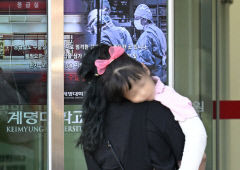 [포토뉴스] 의료 위기 속, 아이를 안은 부모의 긴박한 발걸음