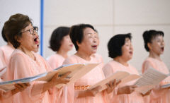 [포토뉴스] 어르신들의 '은빛 하모니'