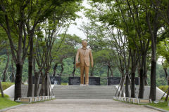 경북도청 앞 박정희 동상 건립, 해외에서 모금 이어져… 시애틀본부 기부금 전달