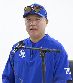 [포토뉴스] 취재진 질문에 답하는 삼성 박진만 감독