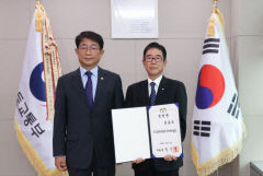 박상우 국토부 장관, 정용식 교통안전공단 신임 이사장에 임명장 전달