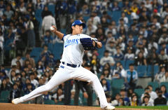 [포토뉴스] KBO 플레이오프 2차전 역투하는 삼성라이온즈 투수 원태인