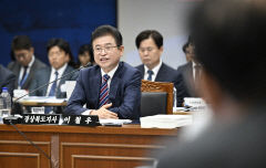 [포토뉴스] 국감에서 질의에 답하는 이철우 경북도지사