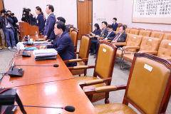 법사위 난타전…野 강행처리 '김여사 동행명령' 집행은 불발